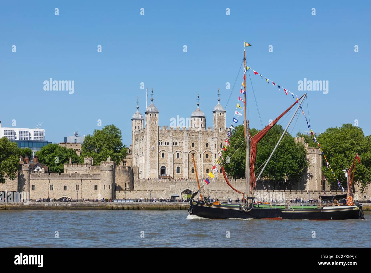 Inghilterra, Londra, Torre di Londra e Thames River Barge Foto Stock