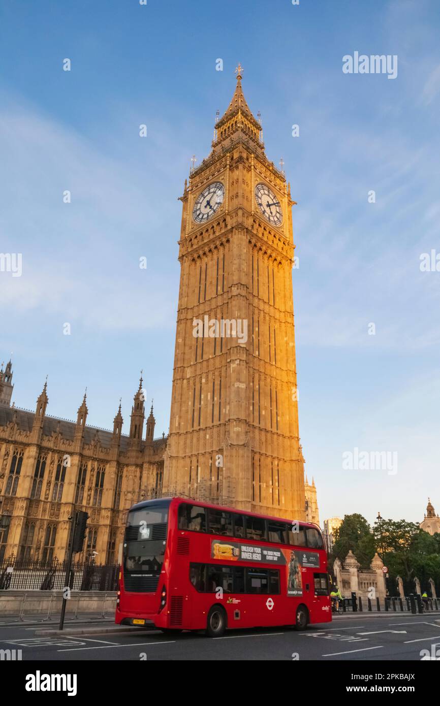 Inghilterra, Londra, Westminster, autobus a due piani rosso che passa davanti al Big ben Foto Stock