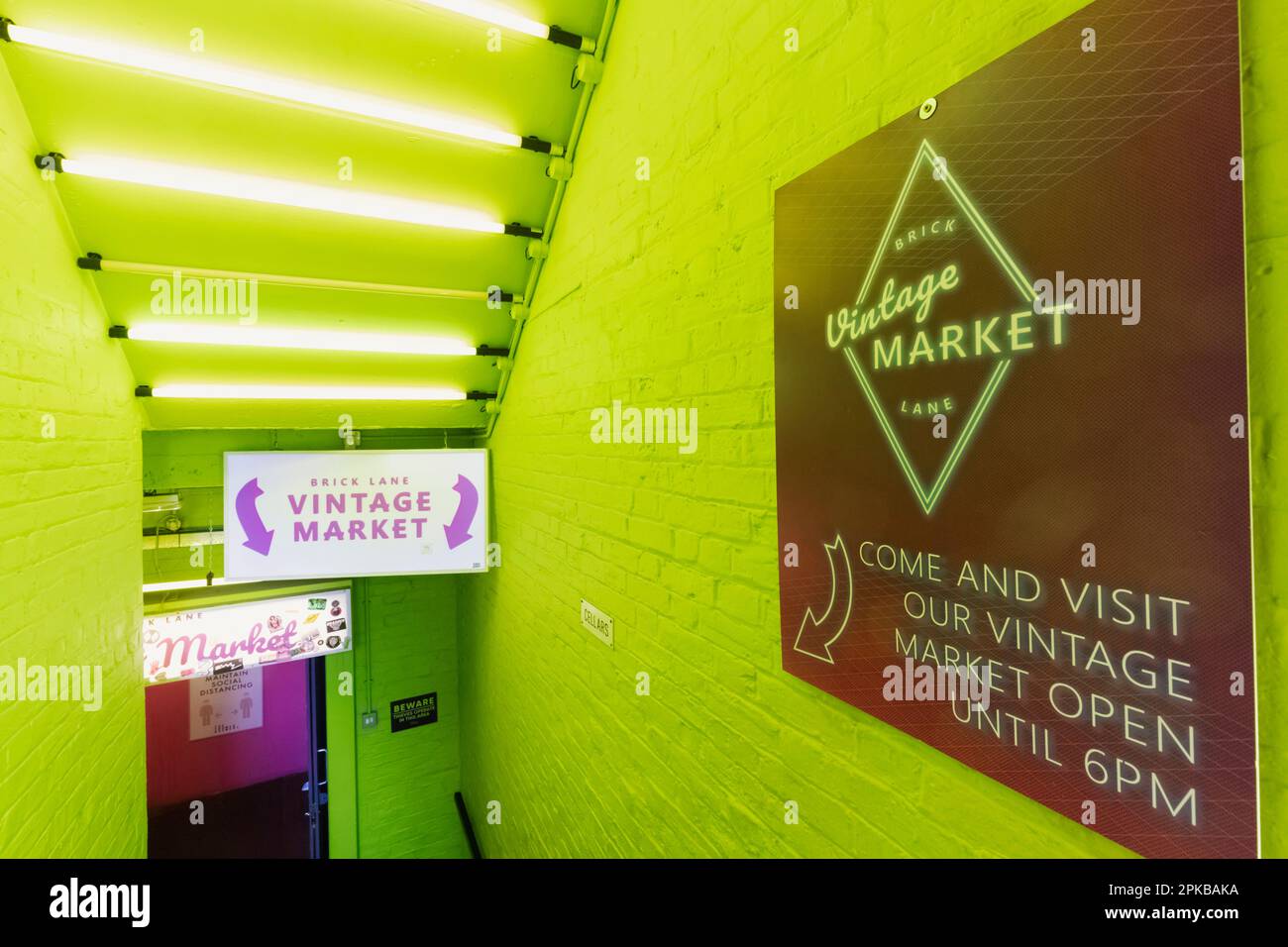 Inghilterra, Londra, Spitalfields, Brick Lane, ingresso al Vintage Market Foto Stock