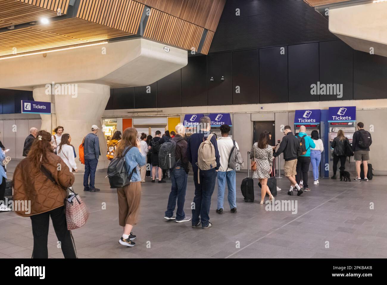 Inghilterra, Londra, Southwark, London Bridge Station, People Queuing per acquistare i biglietti del treno Foto Stock