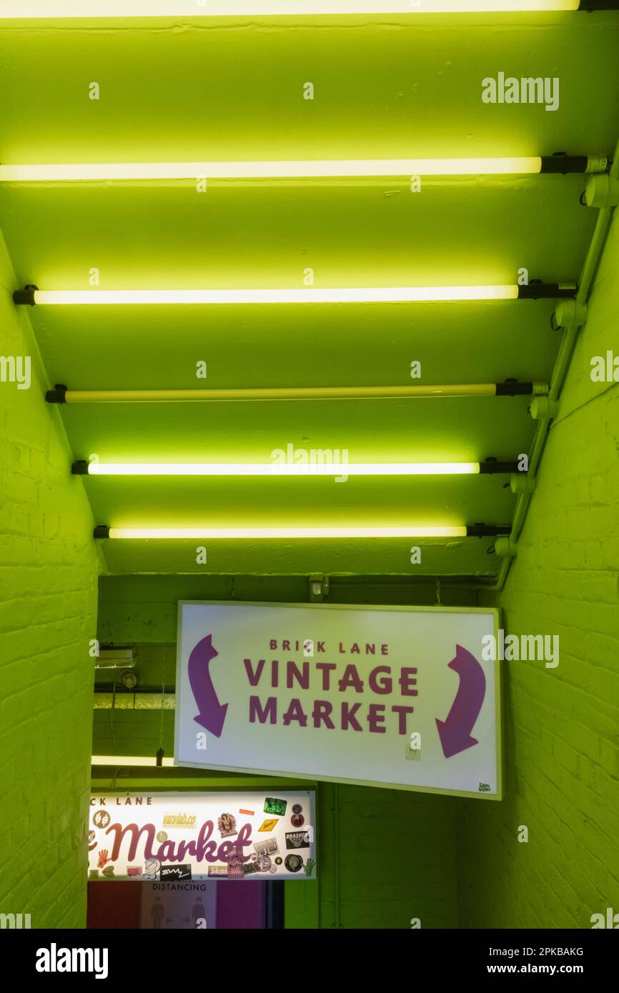 Inghilterra, Londra, Spitalfields, Brick Lane, ingresso al Vintage Market Foto Stock