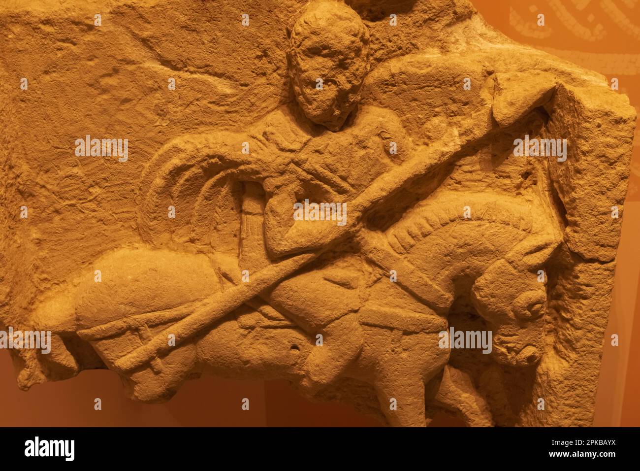 Inghilterra, Dorset, Dorchester, Dorset Museum, Tombstone militare raffigurante l'uomo su un cavallo del 2nd ° secolo Whitcombe Foto Stock