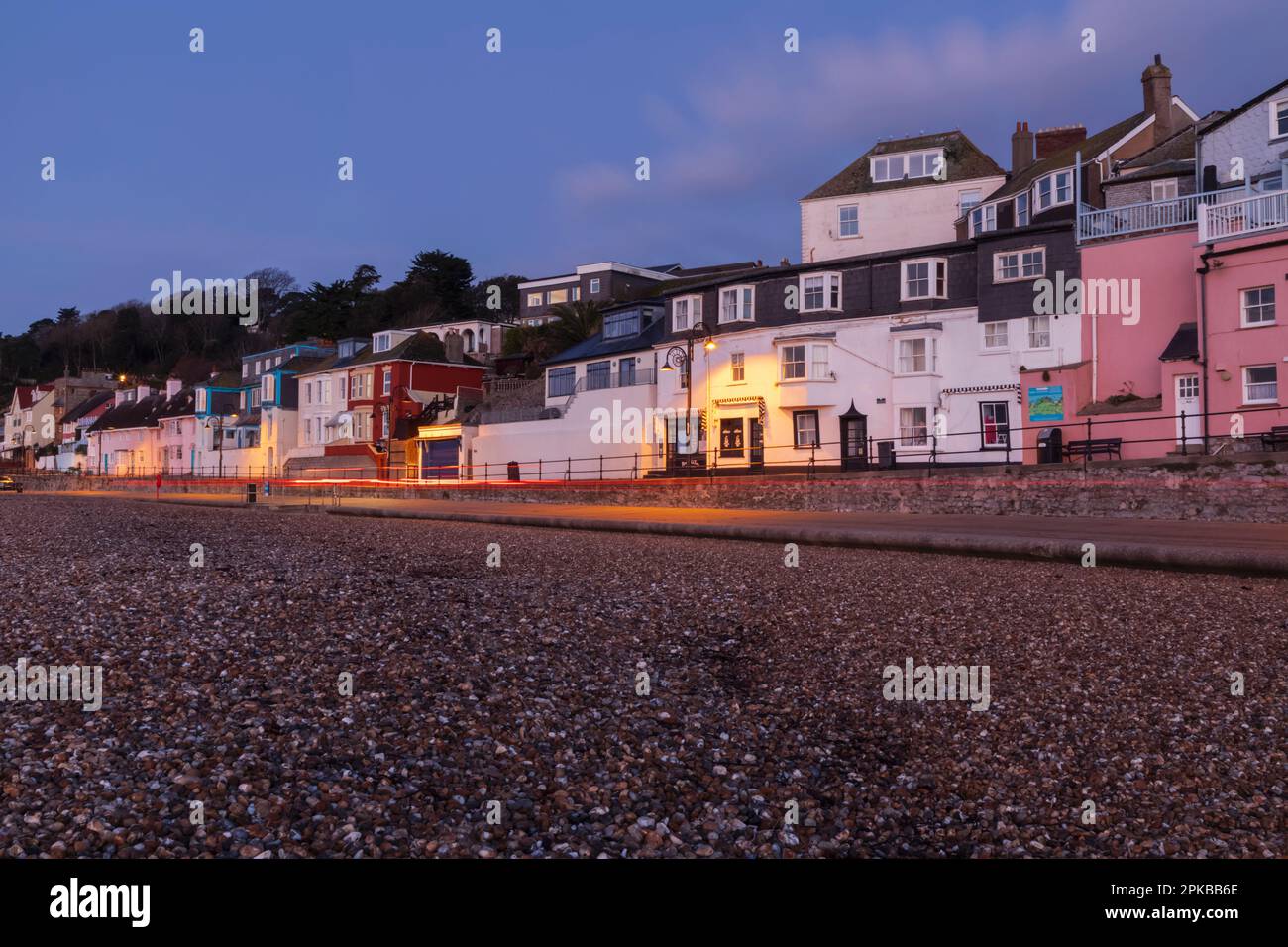 Inghilterra, Dorset, The Jurassic Coast, Lyme Regis, Colourful Beachfront Properties Foto Stock