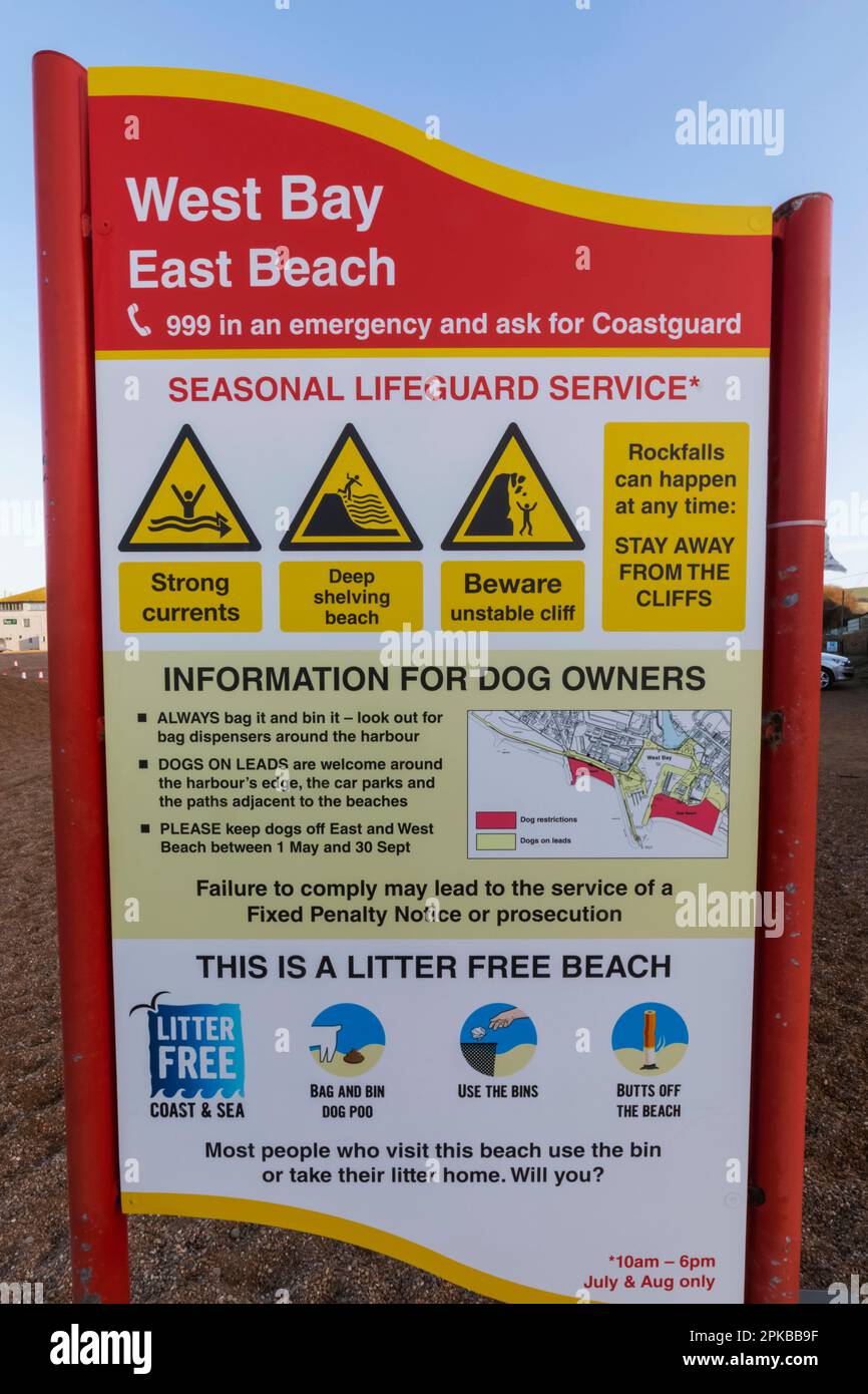 Inghilterra, Dorset, la Jurassic Coast, Bridport, West Bay, Cartello informazioni sulla spiaggia Foto Stock