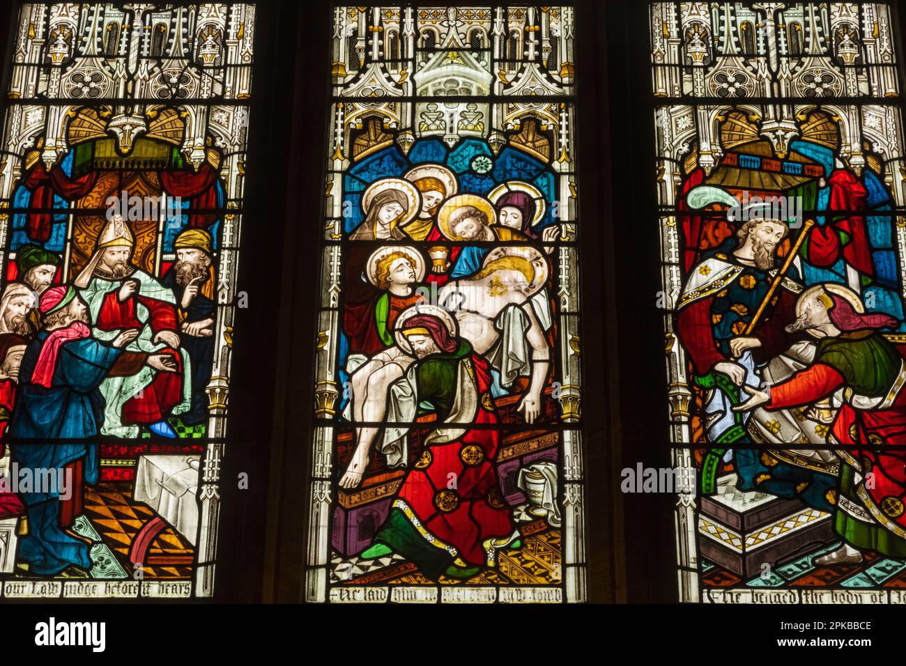 Inghilterra, Dorset, Sherbourne, Sherbourne Abbey, Stained Glass Window che raffigura famose scene storiche e bibliche Foto Stock