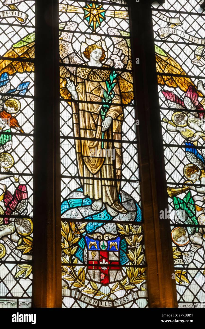 Inghilterra, Dorset, Sherbourne, Sherbourne Abbey, Stained Glass Window che raffigura famose scene storiche e bibliche Foto Stock