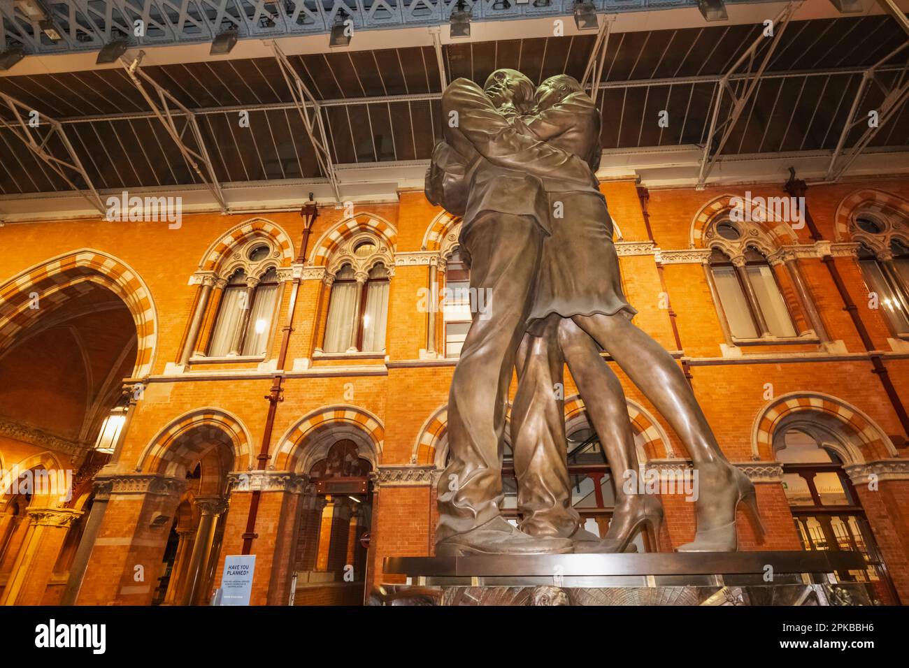 Inghilterra, Londra, stazione di St.Pancras, statua di bronzo della coppia che abbraccia il titolo "il luogo di incontro" di Paul Day Foto Stock