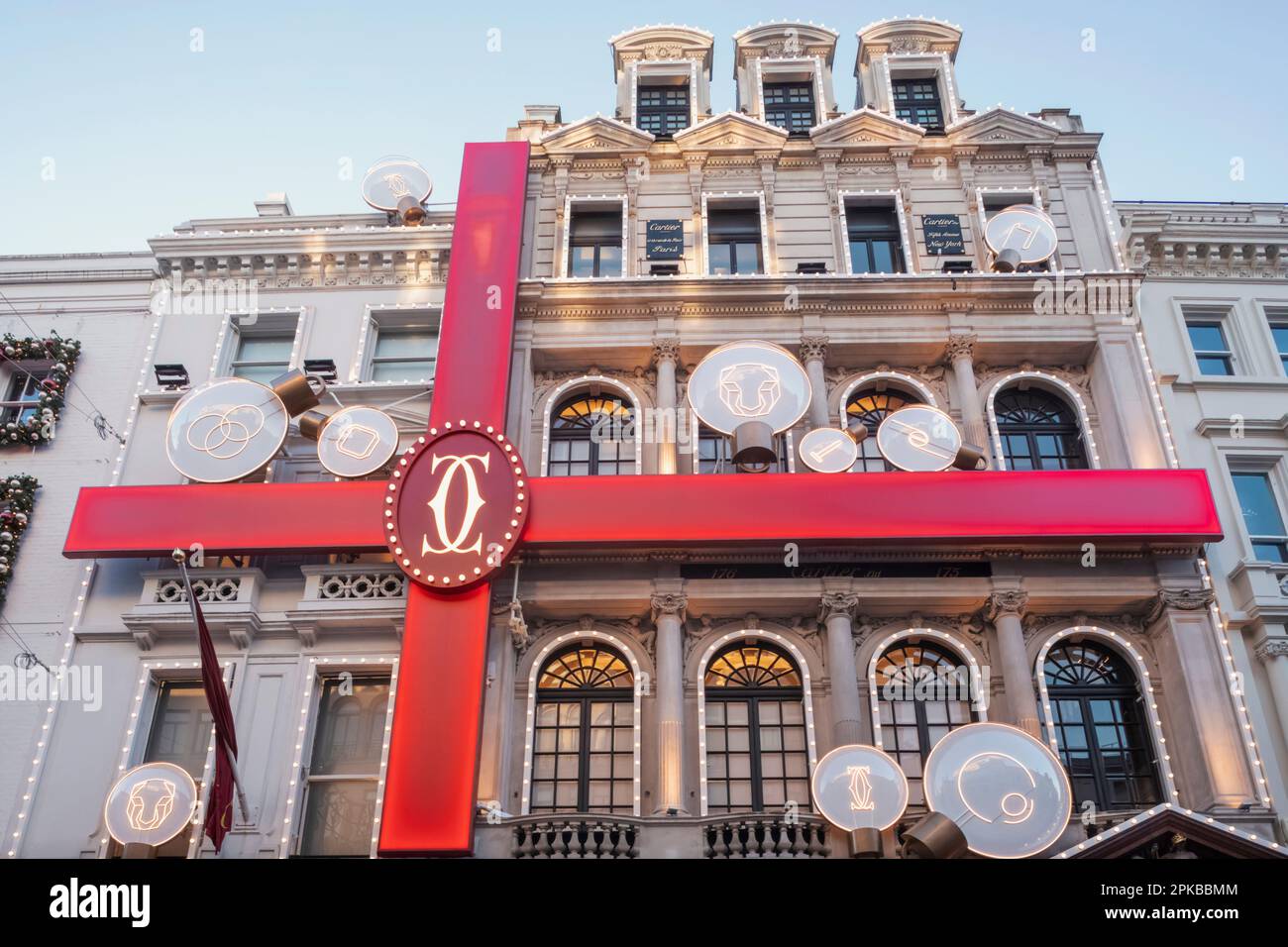 Inghilterra, Londra, Piccadilly, New Bond Street, facciata esterna del Cartier Store con decorazioni natalizie Foto Stock