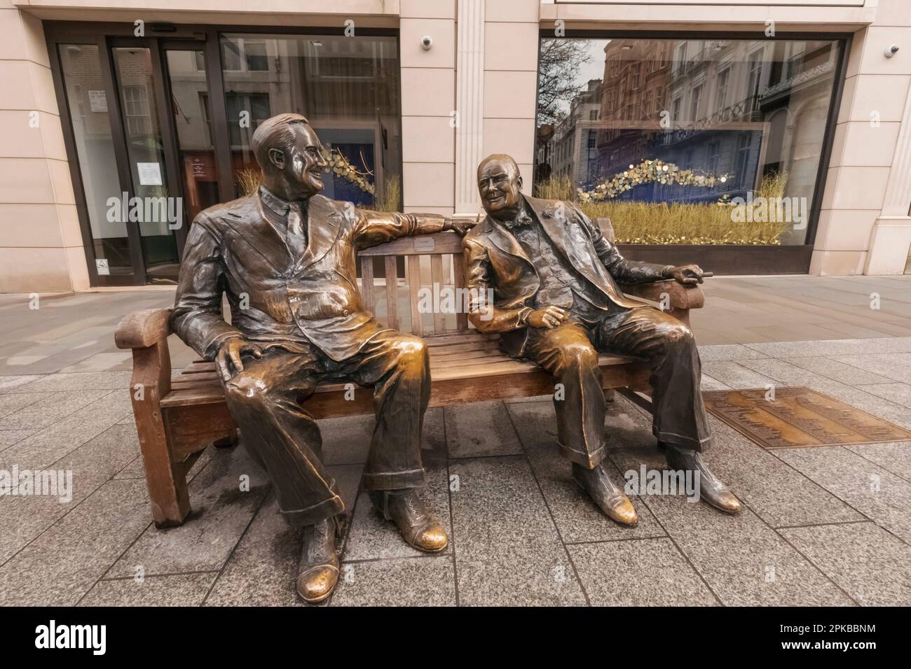 Inghilterra, Londra, Piccadilly, New Bond Street, scultura di bronzo di Churchill e Roosevelt intitolata 'Alleati' di Lawrence Holofcener Foto Stock