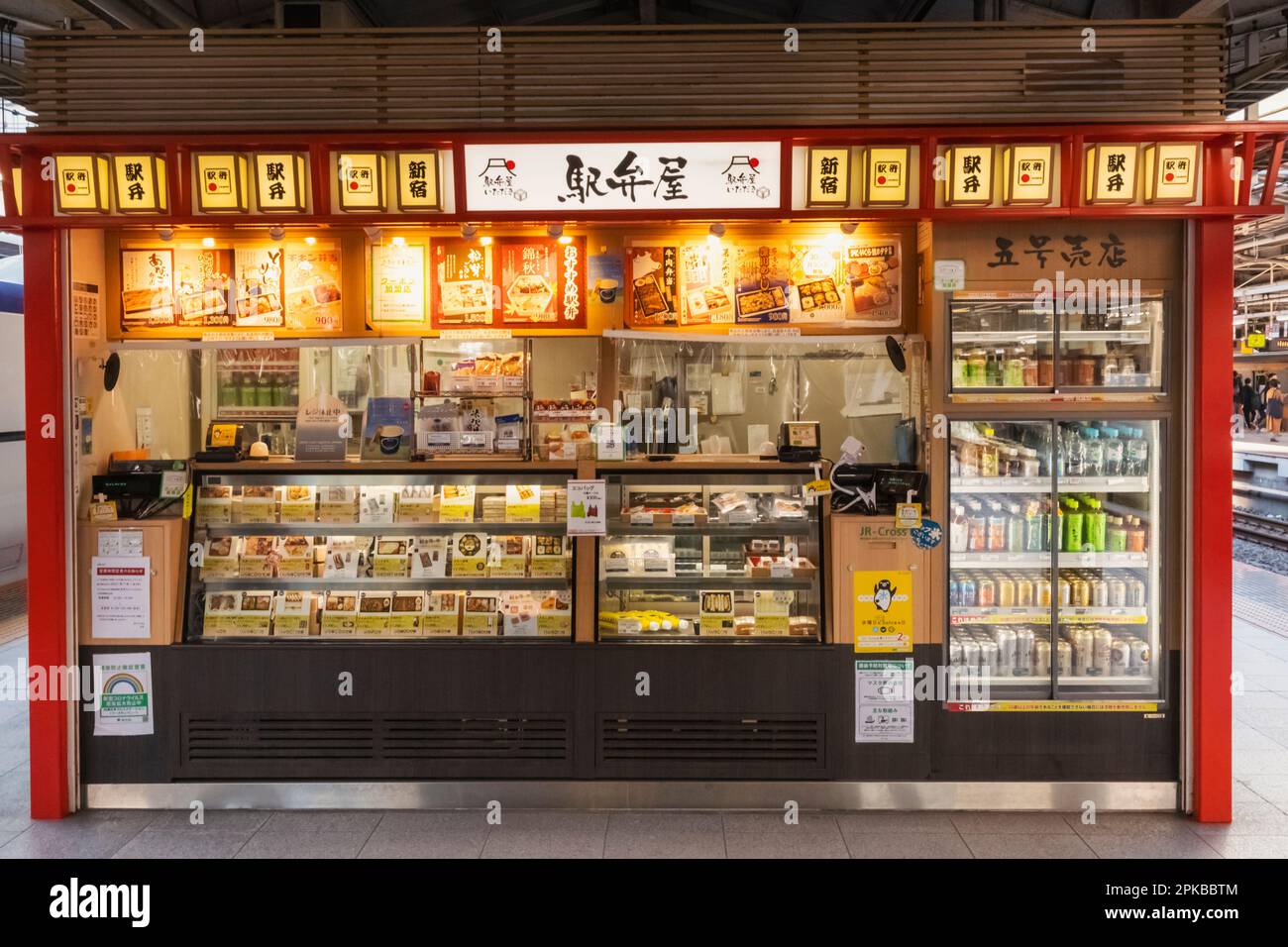 Giappone, Honshu, Tokyo, Stazione ferroviaria di Shinjuku, Mini Store piattaforma Foto Stock