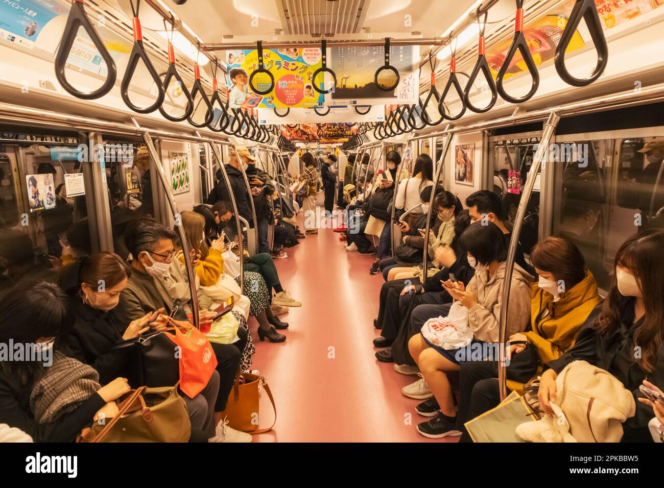 Giappone, Honshu, Tokyo, i passeggeri della metropolitana Foto Stock