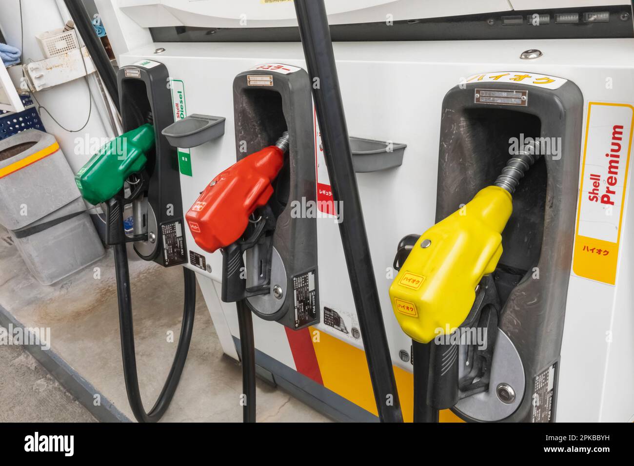 Giappone, Honshu, Tokyo, stazione di servizio, maniglie delle pompe di benzina Foto Stock