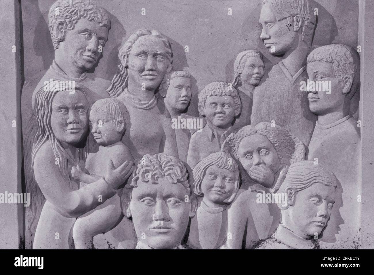 Inghilterra, Dorset, Bridport, Bucky Doo Square, il sedile in pietra ottagonale, pannello raffigurante scene della storia di Bridport Foto Stock