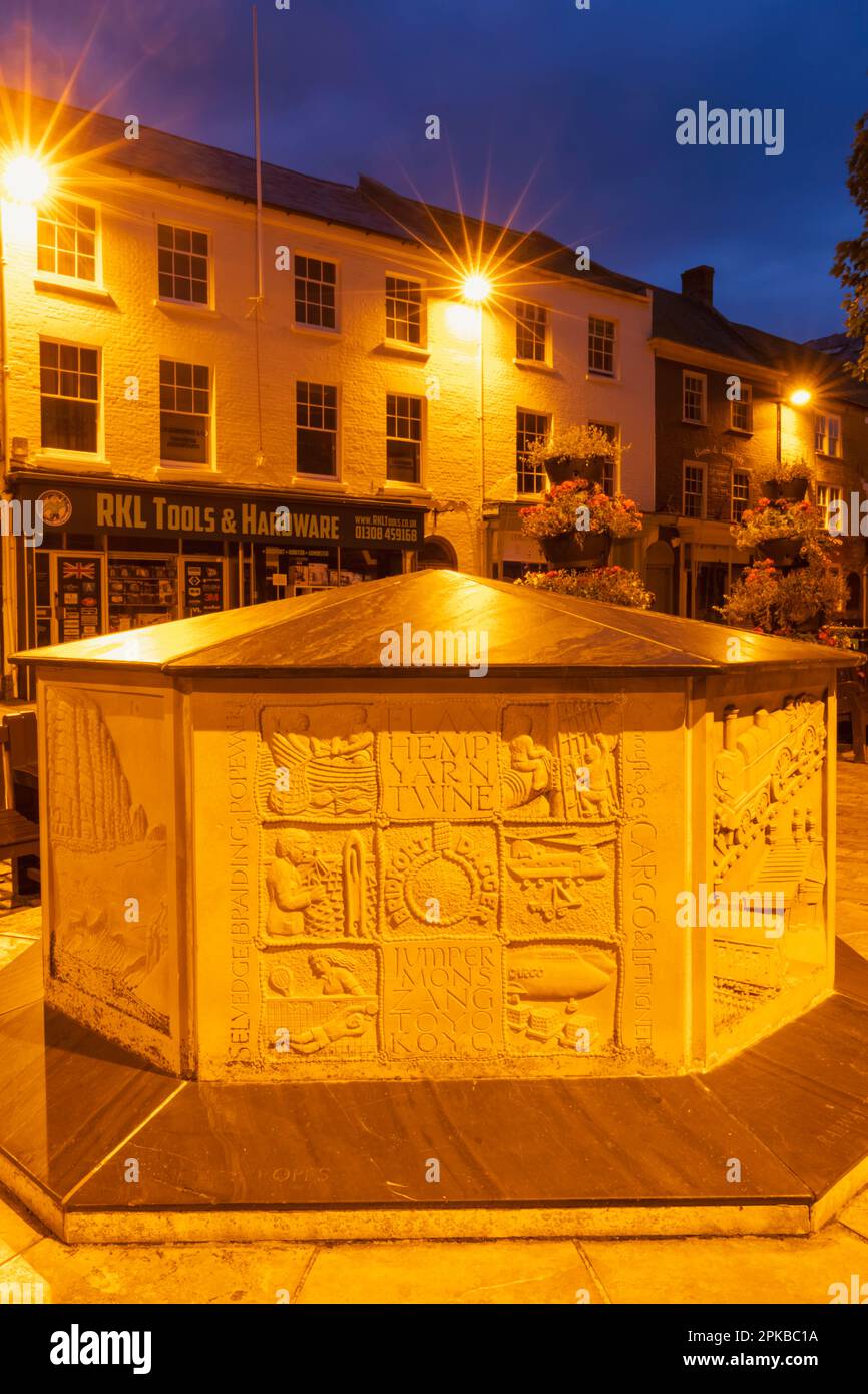 Inghilterra, Dorset, Bridport, Bucky Doo Square, il sedile in pietra ottagonale, pannello raffigurante scene della storia di Bridport Foto Stock