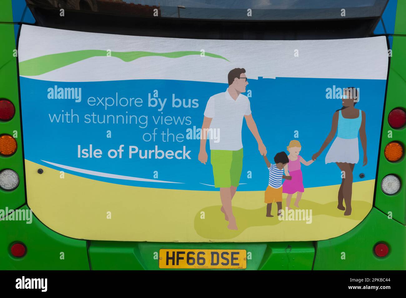 Inghilterra, Dorset, Isola di Purbeck, Swanage, pubblico Bus Advertising Artwork con misto corsa coppia con bambini Foto Stock