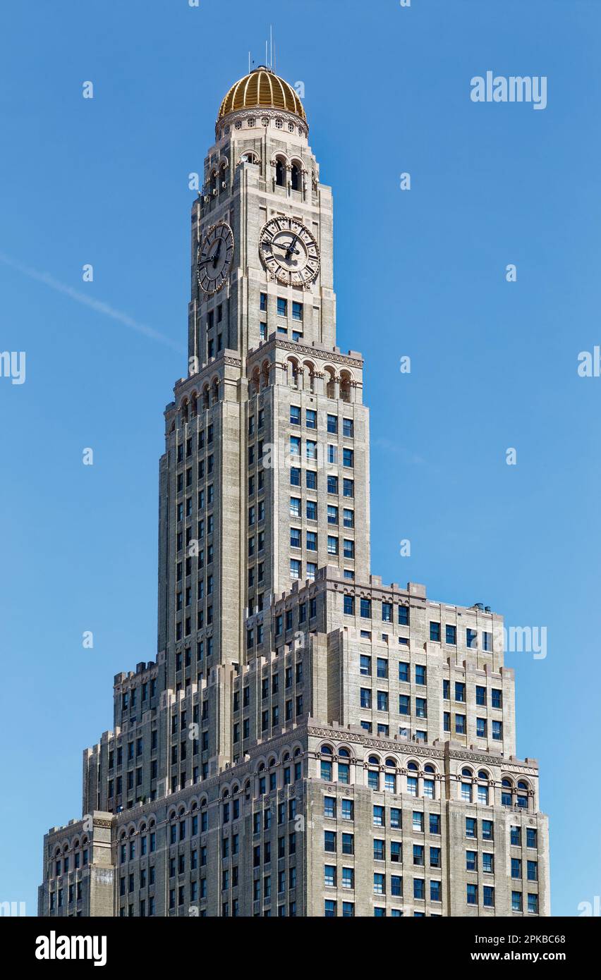 Il punto di riferimento di Brooklyn Williamsburgh Savings Bank Tower è un grattacielo di mattoni e terracotta su una base di pietra calcarea. Foto Stock