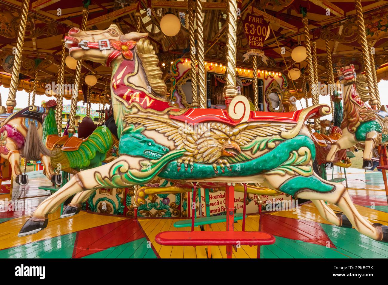 Inghilterra, Dorset, la fiera annuale del vapore del Great Dorset a Tarrant Hinton, vicino al Blandford Forum, al Colourful Merry-go-round Horse Foto Stock