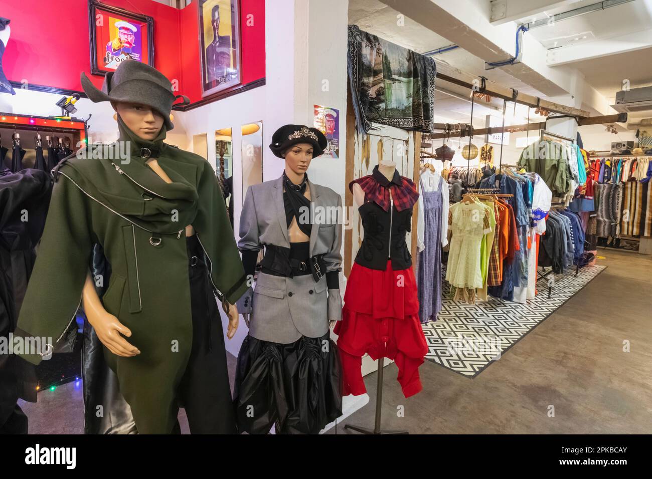 Inghilterra, Londra, Spitalfields, Brick Lane, Vintage Market, Esposizione di vintage Clothing Foto Stock