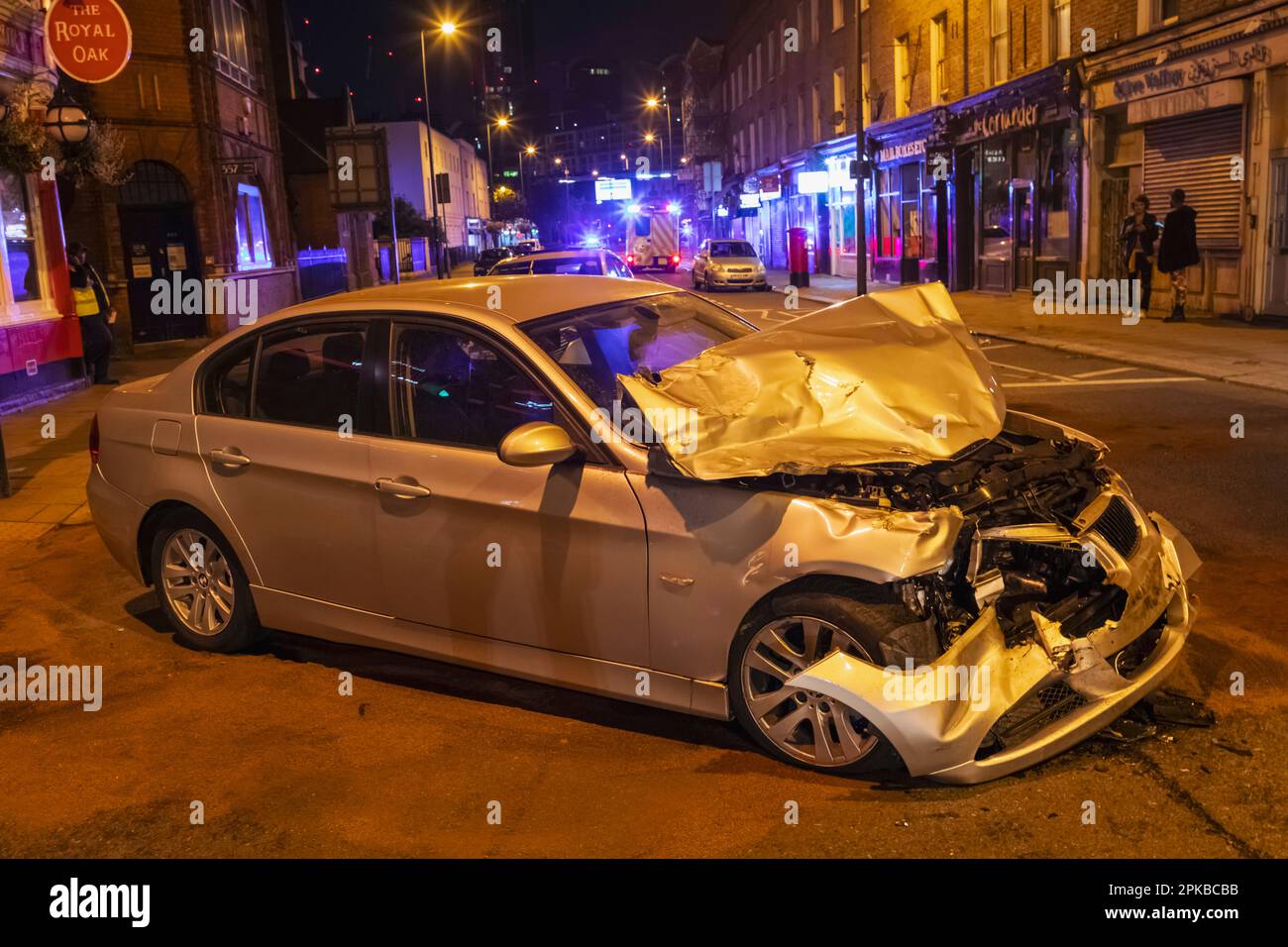 Inghilterra, Londra, ha distrutto l'automobile dopo l'incidente in strada alla notte Foto Stock