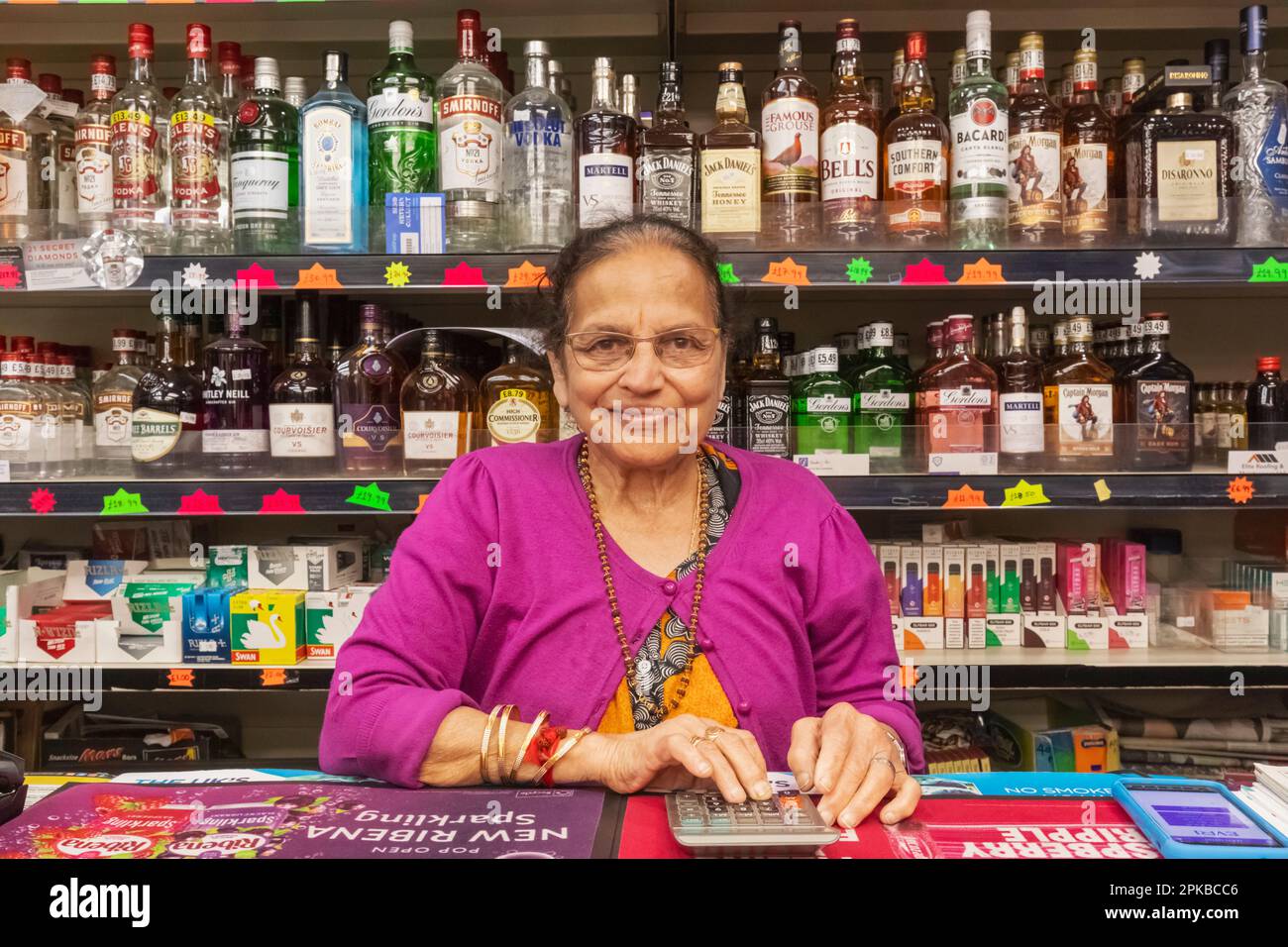 Inghilterra, Londra, anziana signora indiana nel minimarket Foto Stock