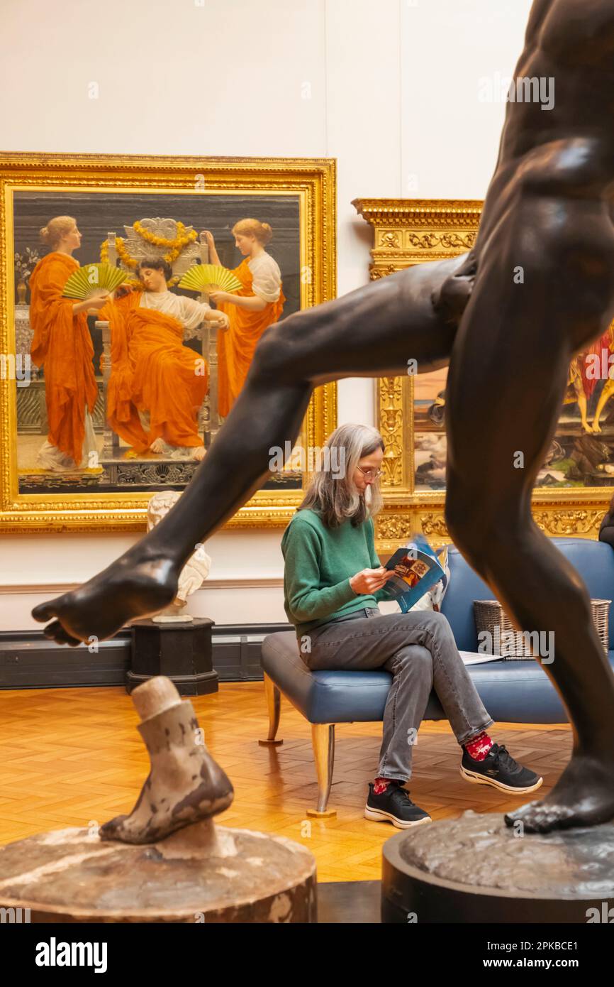 Inghilterra, Dorset, Bournemouth, Russell Cotes Art Gallery and Museum, Female Visitor in Gallery Foto Stock