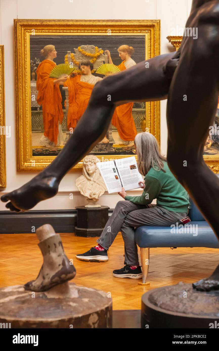 Inghilterra, Dorset, Bournemouth, Russell Cotes Art Gallery and Museum, Female Visitor in Gallery Foto Stock