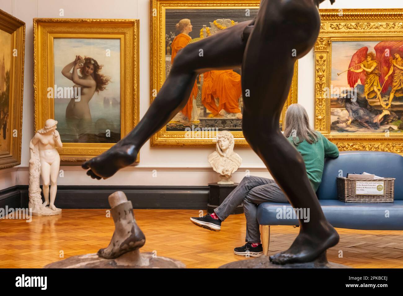 Inghilterra, Dorset, Bournemouth, Russell Cotes Art Gallery and Museum, Female Visitor in Gallery Foto Stock