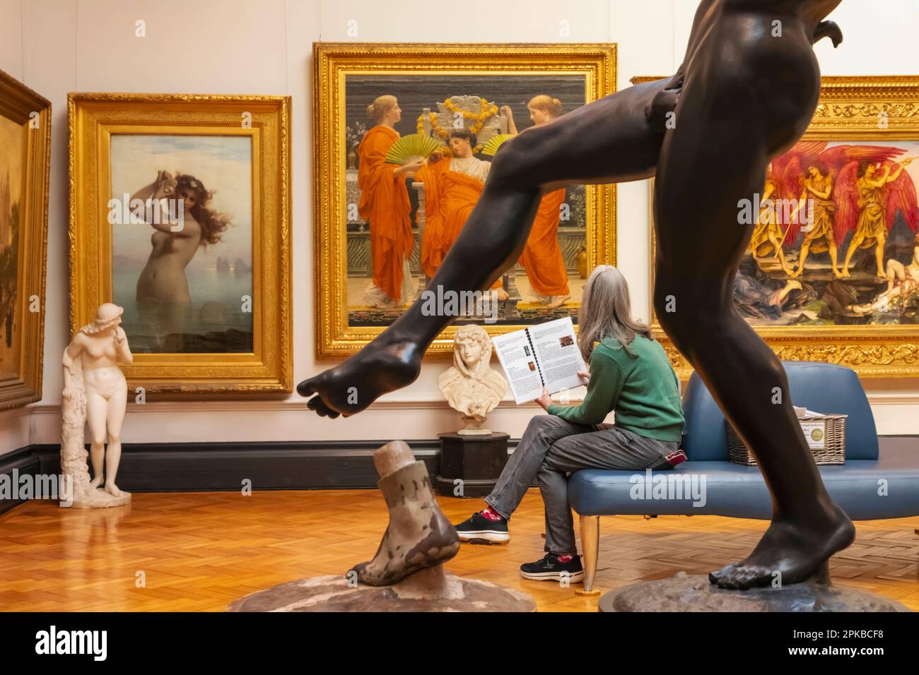 Inghilterra, Dorset, Bournemouth, Russell Cotes Art Gallery and Museum, Female Visitor in Gallery Foto Stock