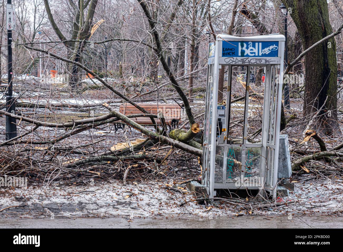 Montreal, CANADA - 6 aprile 2023: La tempesta di pioggia gelida ha danneggiato una cassetta telefonica vicino a Parc Laurier Foto Stock