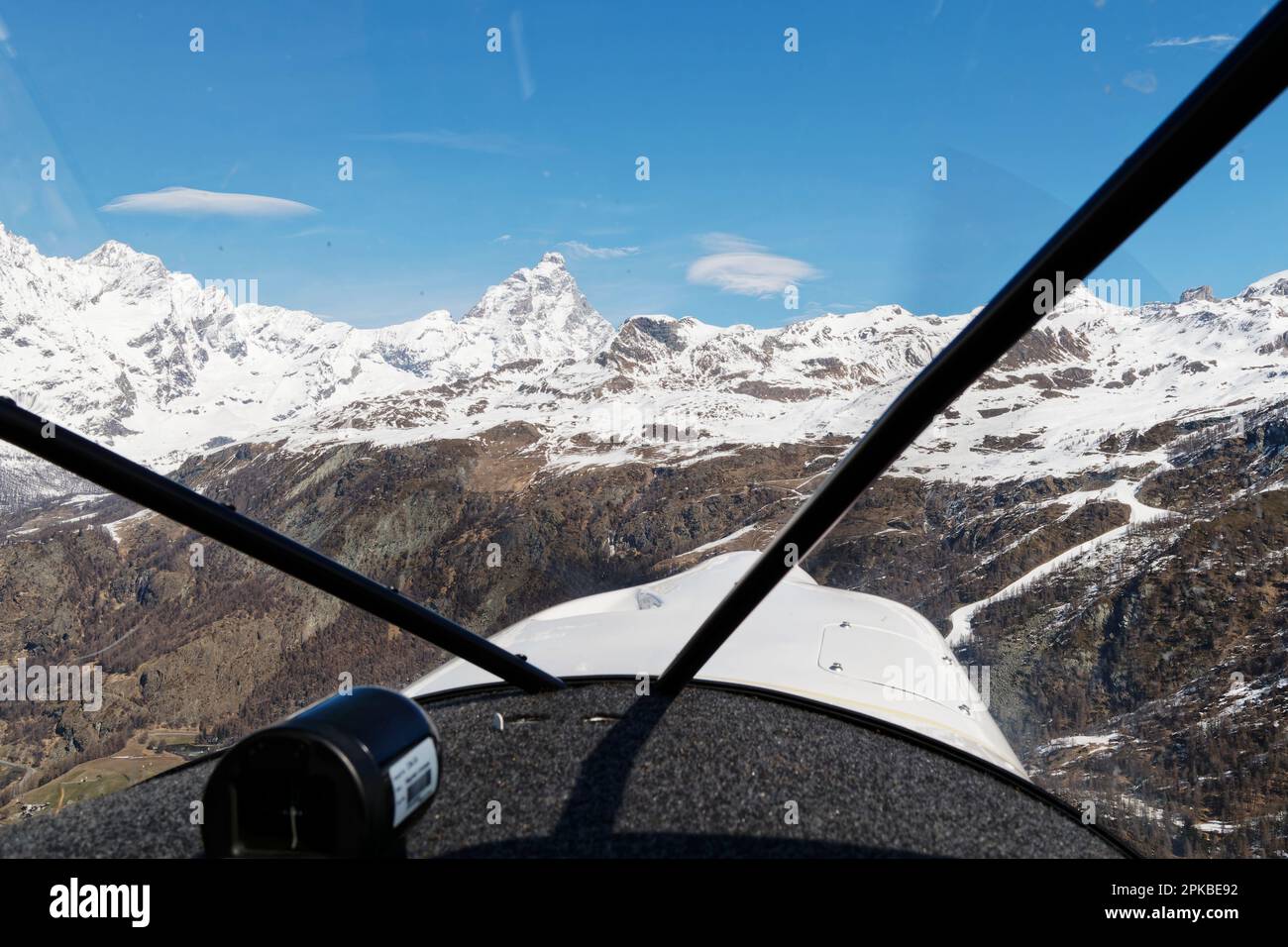 Vista panaoramica da un volo aereo leggero verso il Cervino e le alpi innevate, Valle d'Aosta Foto Stock