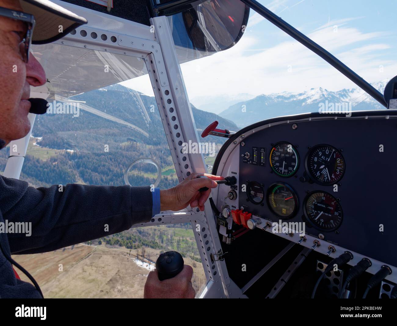 Volo aereo leggero visto dalla cabina di pilotaggio, Valle d'Aosta, NW Italia Foto Stock