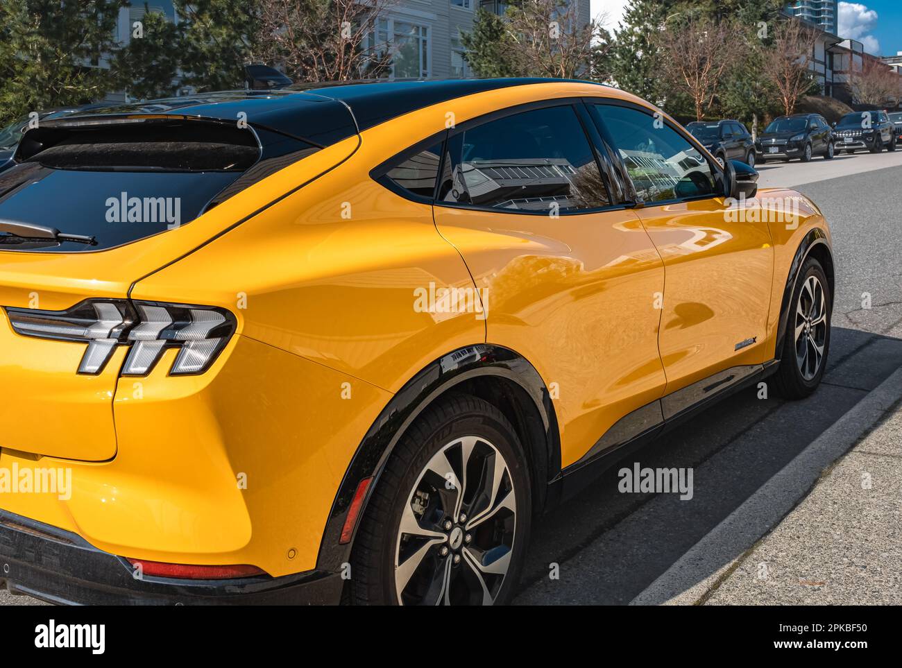 Ford Mustang Mach-e 4X auto elettrica SUV parcheggiata su una strada. Ford Mustang Mach-e batteria elettrica compatta crossover SUV. Foto di strada, nessuno-Vancouver Foto Stock