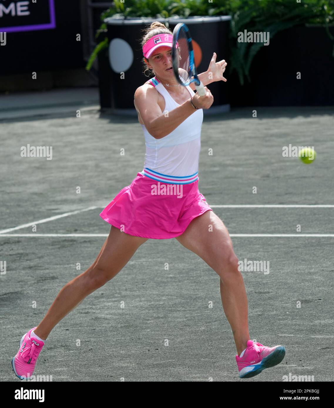 Charleston, Carolina del Sud, Stati Uniti. 6th Apr 2023. Aprile 6, 2023: Irina-Camelia Begu (ROU) perde a Jessica Pegula (USA), 7-5, 4-6, 6-4 al Credit One Charleston Open in corso di partita al Family Circle Tennis Center di Charleston, South Carolina, {USA} © Leslie Billman/Tennisclix/Cal Sport Media(Credit Image: © Leslie Billman/Cal Sport Media) Credit: CAL Sport Media/Alamy Live Foto Stock