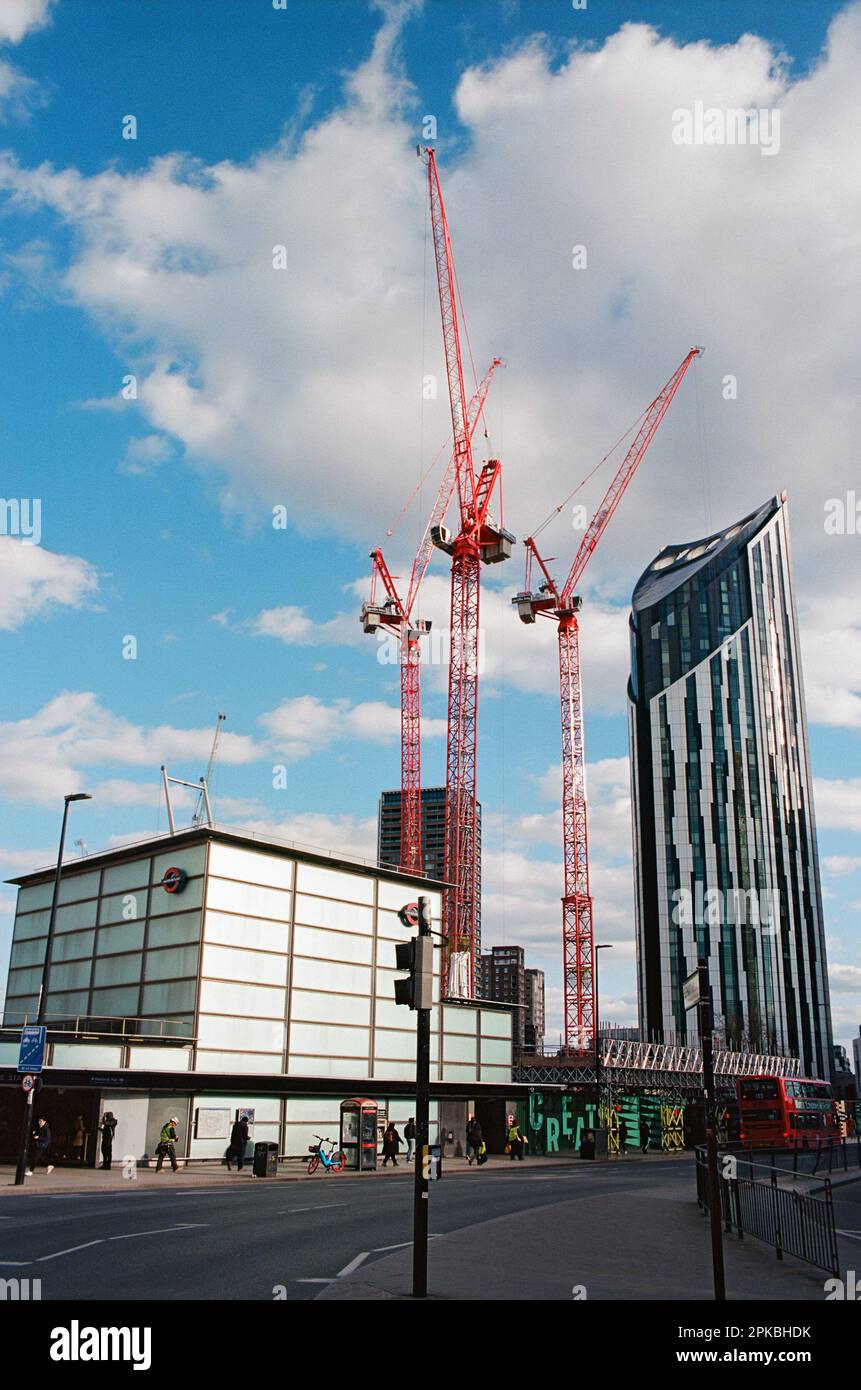 Ingresso alla stazione della metropolitana Elephant and Castle, a sud di Londra, Regno Unito, con il nuovo edificio Strata SE1 e gru da cantiere sullo sfondo Foto Stock
