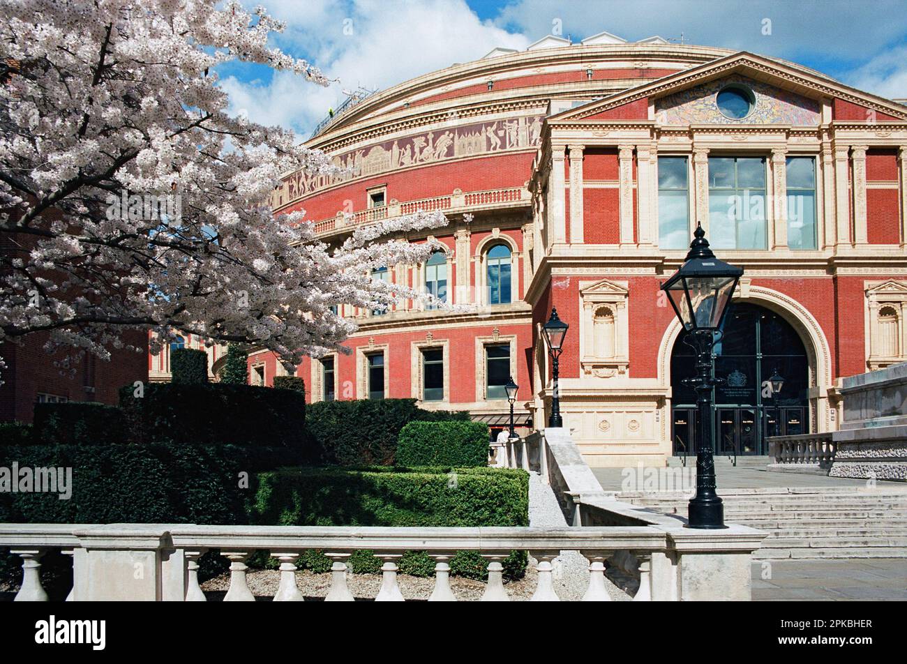 L'entrata sud della Royal Albert Hall, Kensington, Londra UK, in primavera Foto Stock