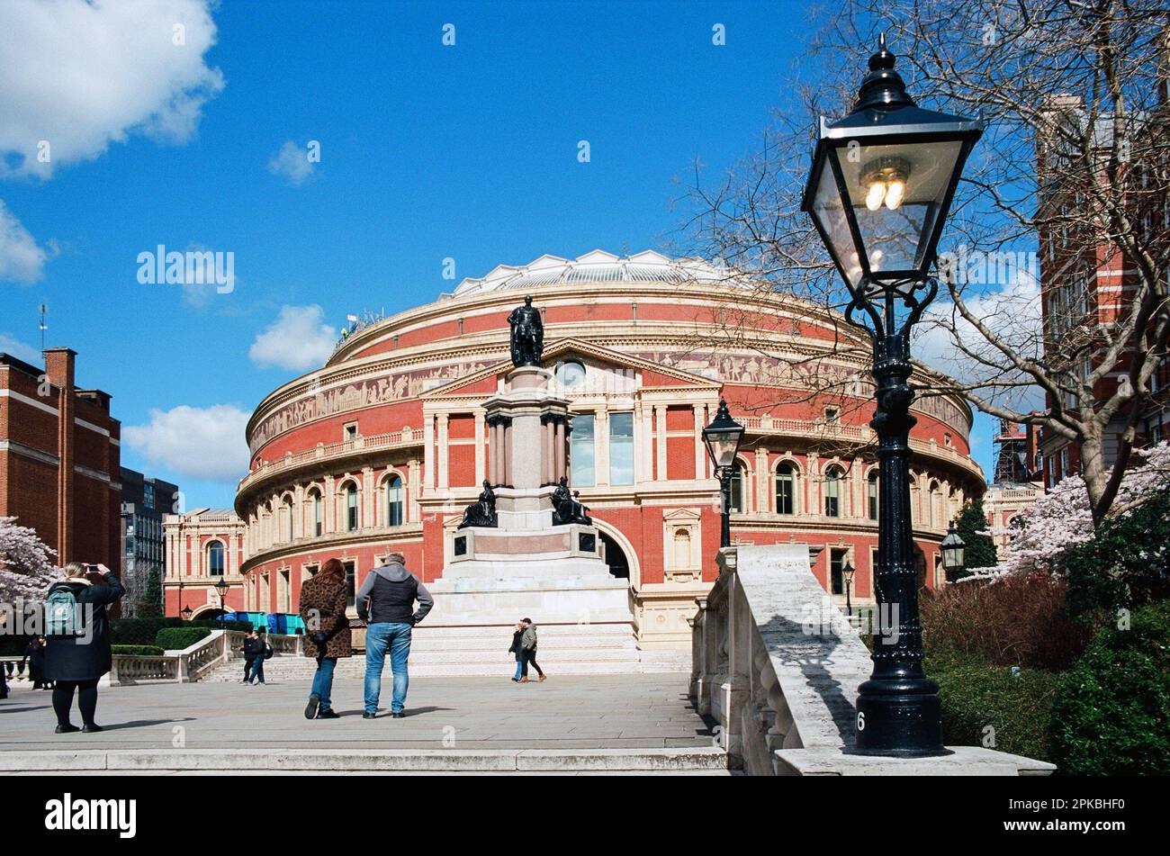 L'esterno della Royal Albert Hall, Kensington, Londra UK, visto da sud sopra Prince Consort Road, con i turisti Foto Stock