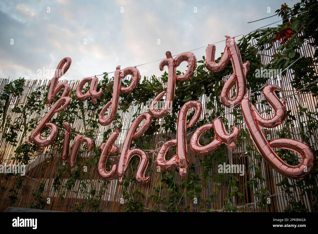 Mongolfiere "Happy Birthday" durante una festa di compleanno e un evento di celebrazione. Foto Stock