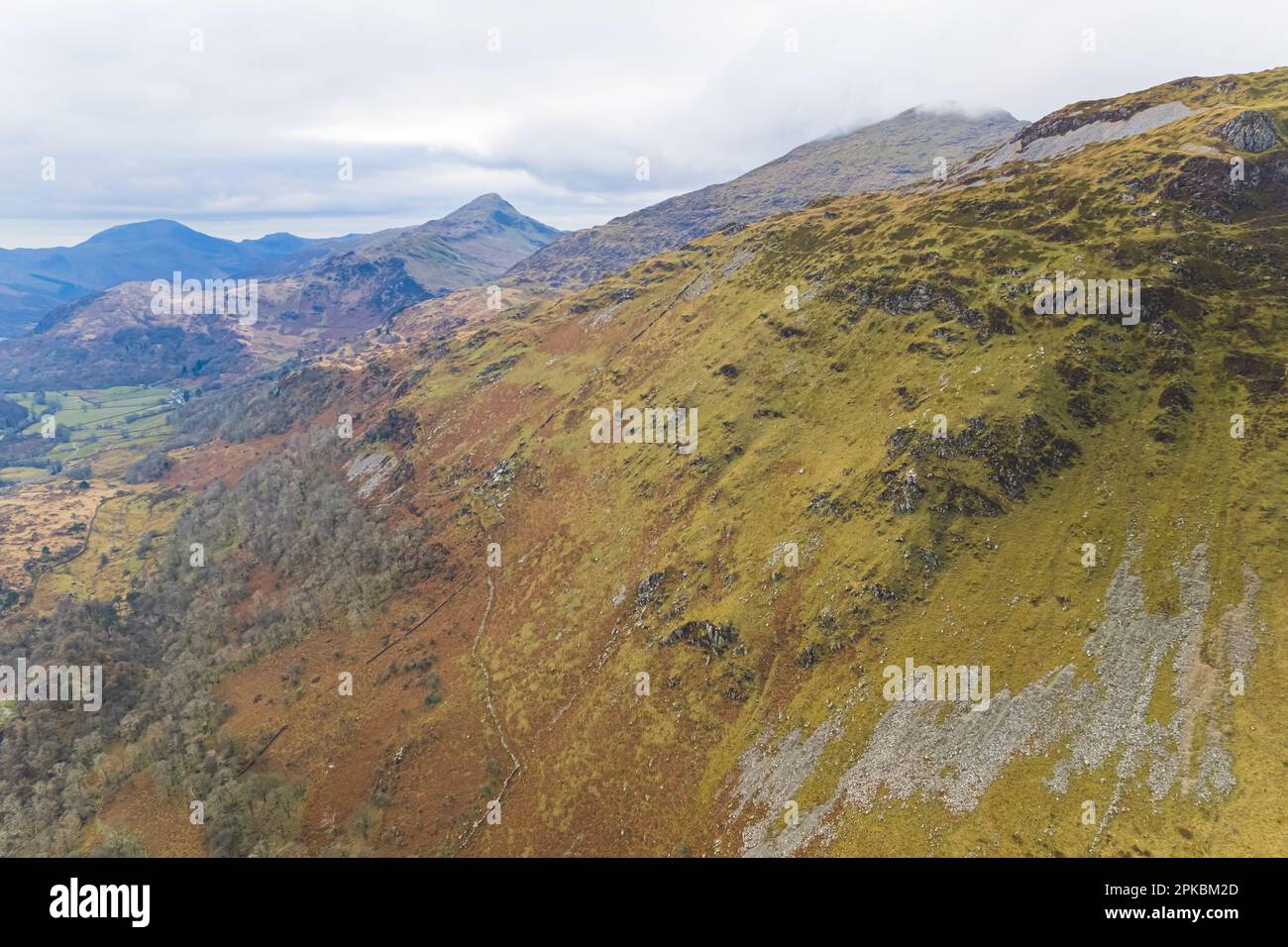 Giornata nuvolosa nel Parco Nazionale di Snowdonia, Galles, Gran Bretagna. scatto panoramico con drone. Foto di alta qualità Foto Stock