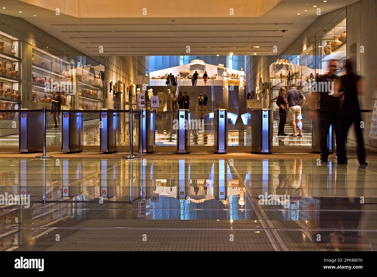 Hall del museo archeologico di Atene, in Grecia, di fronte ai tornelli Foto Stock