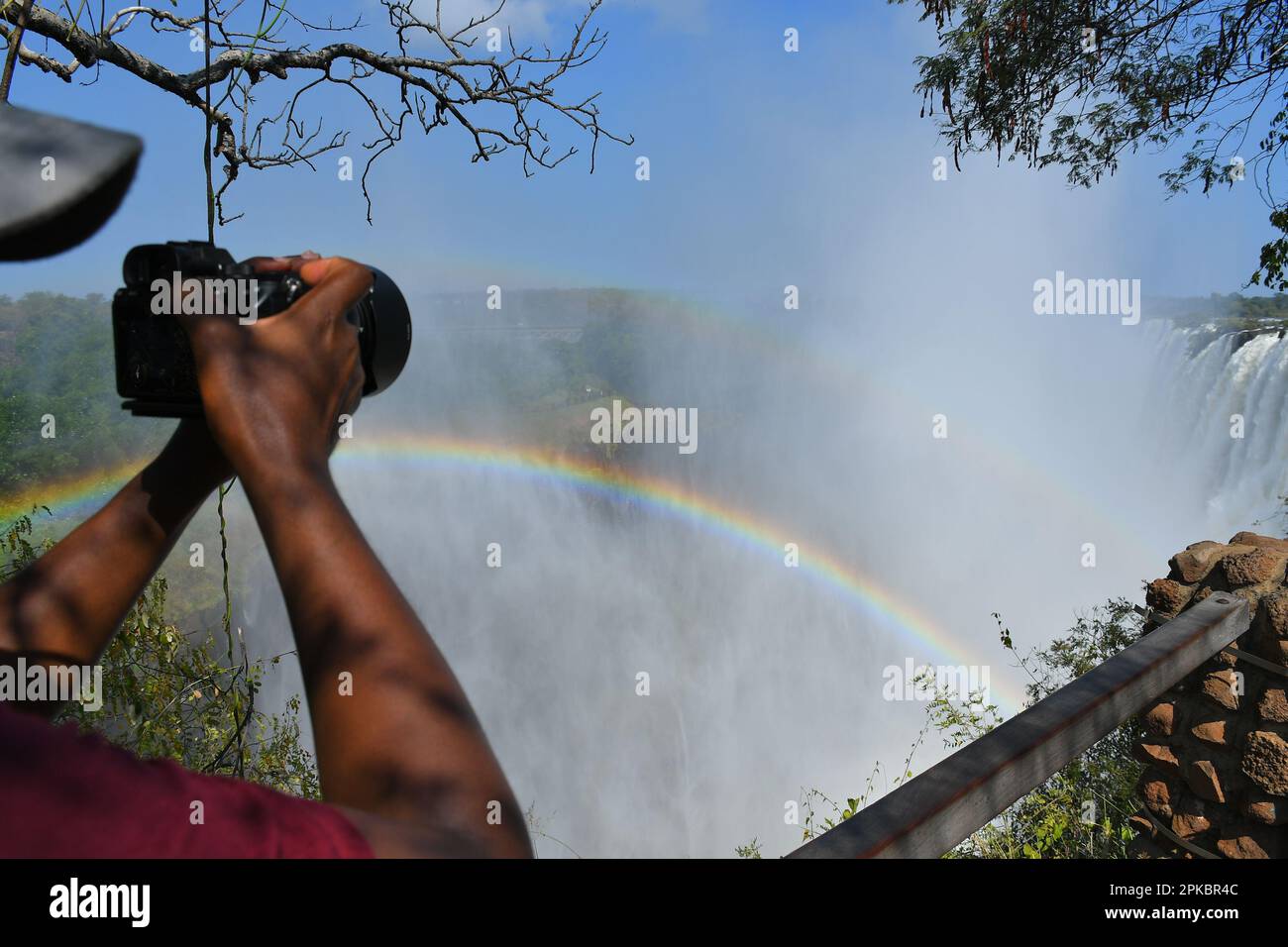 Livingstone, Zambia. 6th Apr, 2023. Un turista fotografa la cascata Victoria al confine tra lo Zambia e lo Zimbabwe. Le possenti Cascate Vittoria sul Fiume Zambezi sono uno dei luoghi turistici piu' visitati in Africa. Victoria Falls si trova proprio al confine tra Zambia e Zimbabwe nell'Africa meridionale. È una delle cascate più alte del mondo. (Credit Image: © Billy Mutai/SOPA Images via ZUMA Press Wire) SOLO PER USO EDITORIALE! Non per USO commerciale! Foto Stock