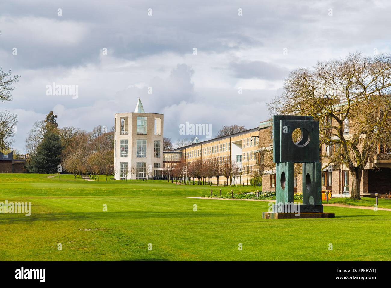 Il Moller Institute e il Four-Square Walk attraverso Barbara Hepworth nel terreno del Churchill College, parte dell'Università di Cambridge, Regno Unito Foto Stock