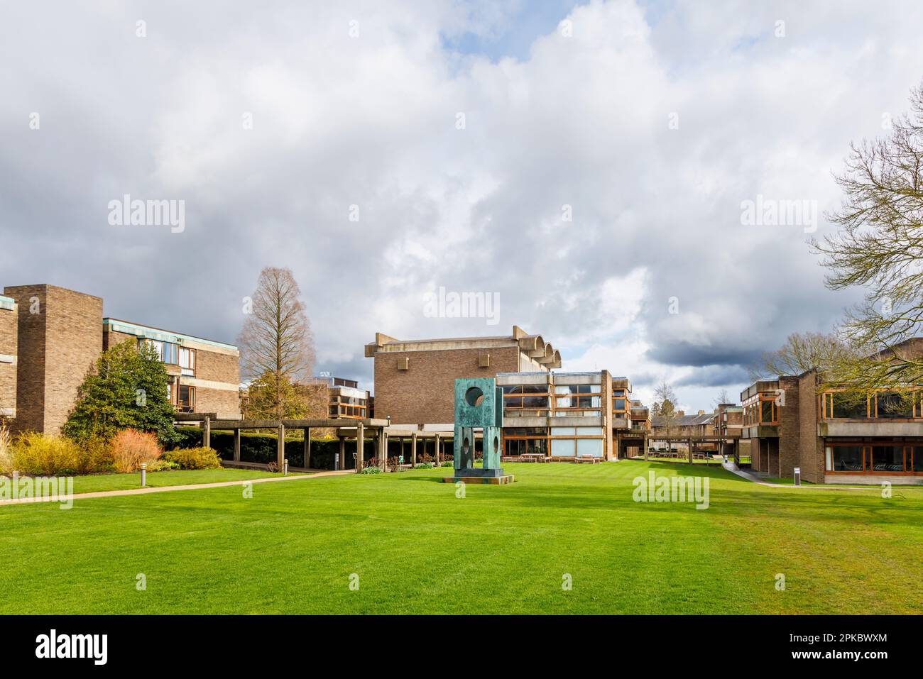 Churchill College, parte dell'Università di Cambridge, Inghilterra orientale, con la passeggiata di quattro piazze attraverso la scultura di Barbara Hepworth nei suoi giardini Foto Stock