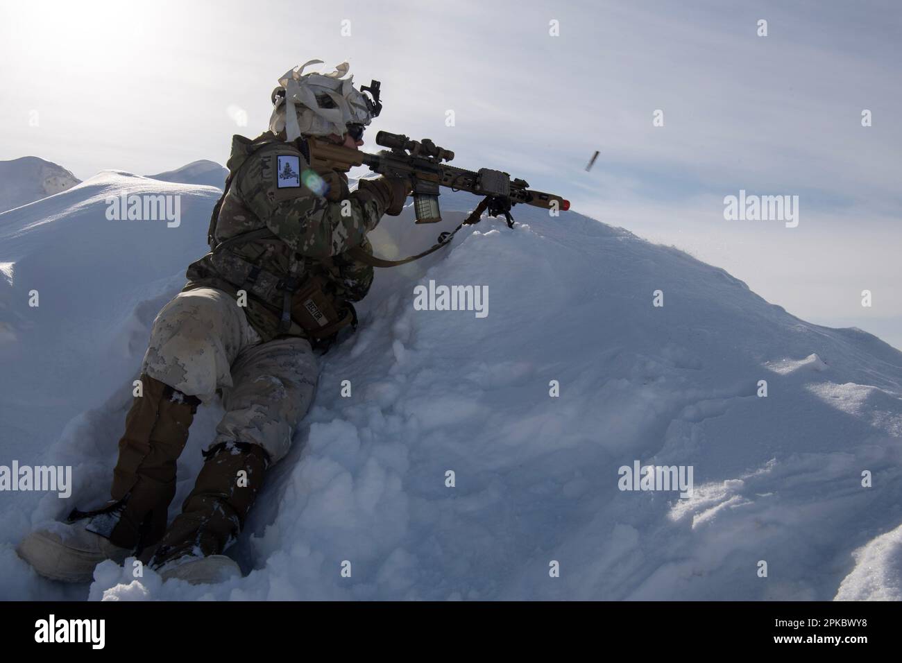 NEGLI STATI UNITI L'uomo di fanteria militare con Bayonet Company, 1st battaglione, 5th reggimento di fanteria, 1st squadra di combattimento Brigade, 11th divisione di fanteria, si aggancia agli avversari mentre agisce come forze di opposizione durante il Joint Pacific Multinational Readiness Center-Alaska 23-02 presso Yukon Training Area, Alaska, 3 aprile 2023. JPMRC-AK 23-02 è una dimostrazione della capacità della 11th Airborne Division di sopravvivere e prosperare nell’Artico, e della capacità dei suoi soldati di combattere e vincere le guerre della nostra nazione ovunque. (STATI UNITI Air Force foto di Alejandro Peña) Foto Stock