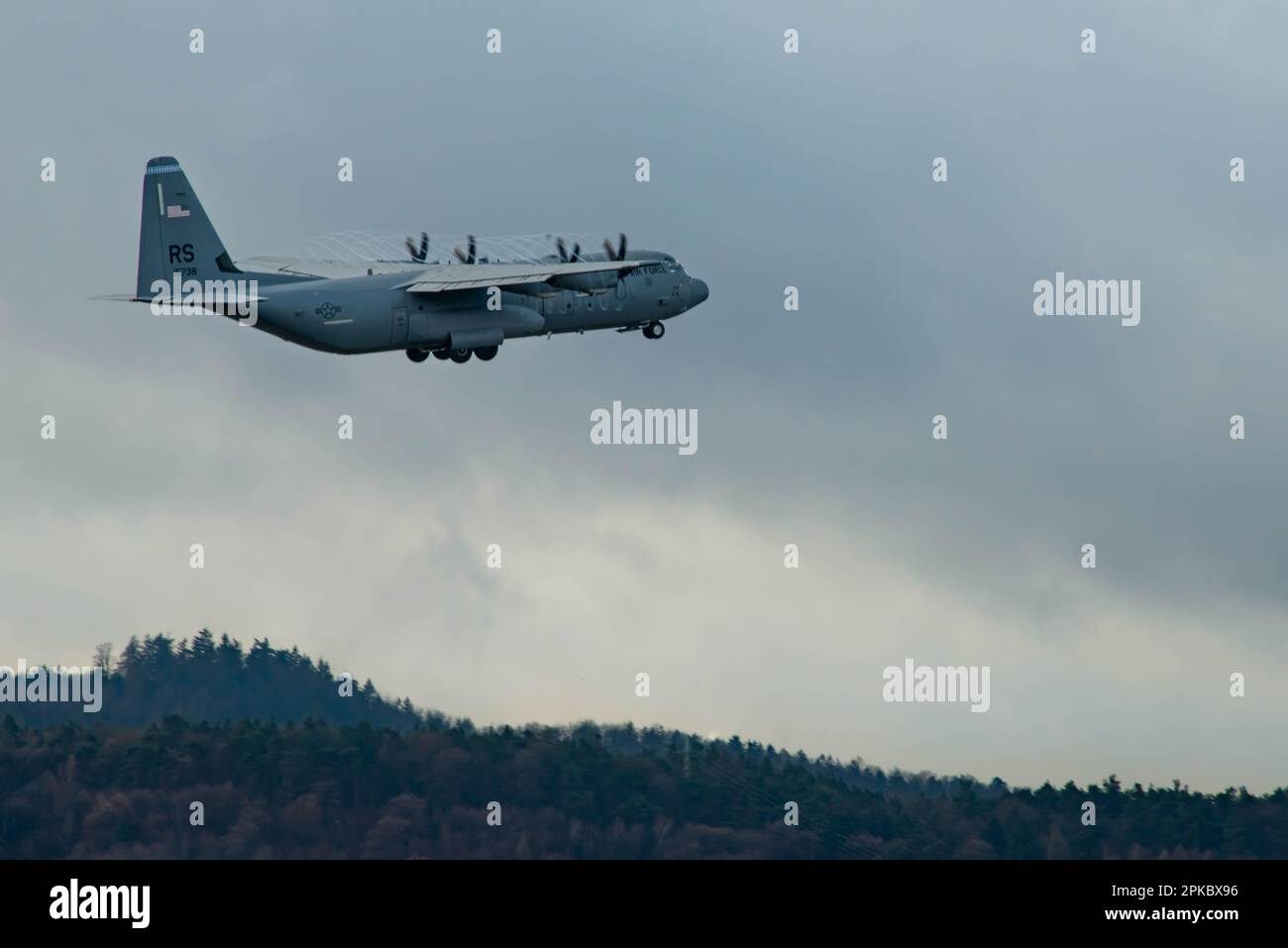 NEGLI STATI UNITI Air Force C-130J Super Hercules decollo da Ramstein Air base, Germania, 30 marzo 2023. La International Interfly Week offre agli alleati della NATO l'opportunità di provare le capacità tattiche di sollevamento aereo in condizioni climatiche normali e avverse. (STATI UNITI Foto Air Force di Airman 1st Class Regan Spinner) Foto Stock