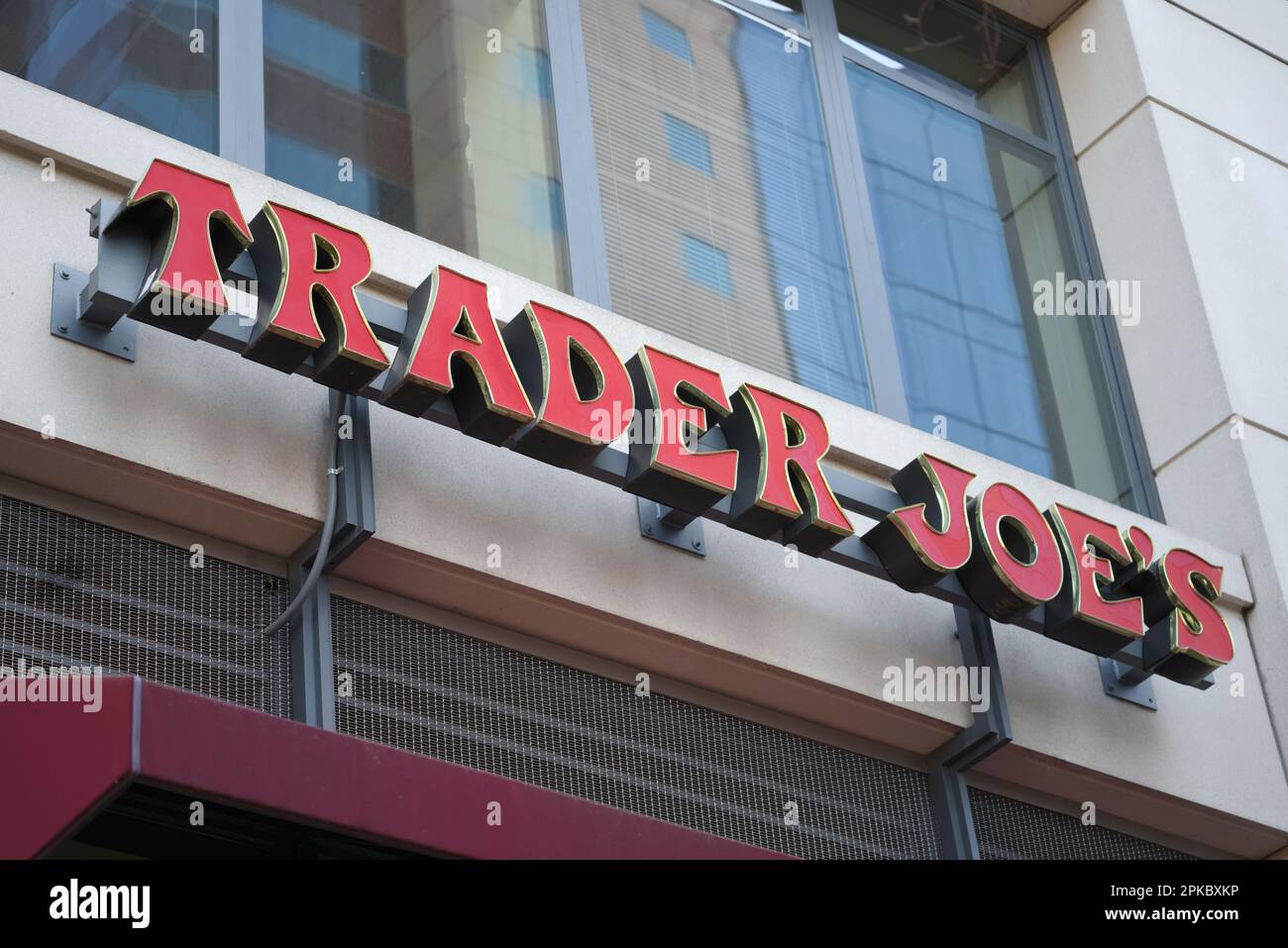 Washington, DC - 4 aprile 2023 : primo piano del segno rosso del supermercato del commerciante del Joe. Foto Stock