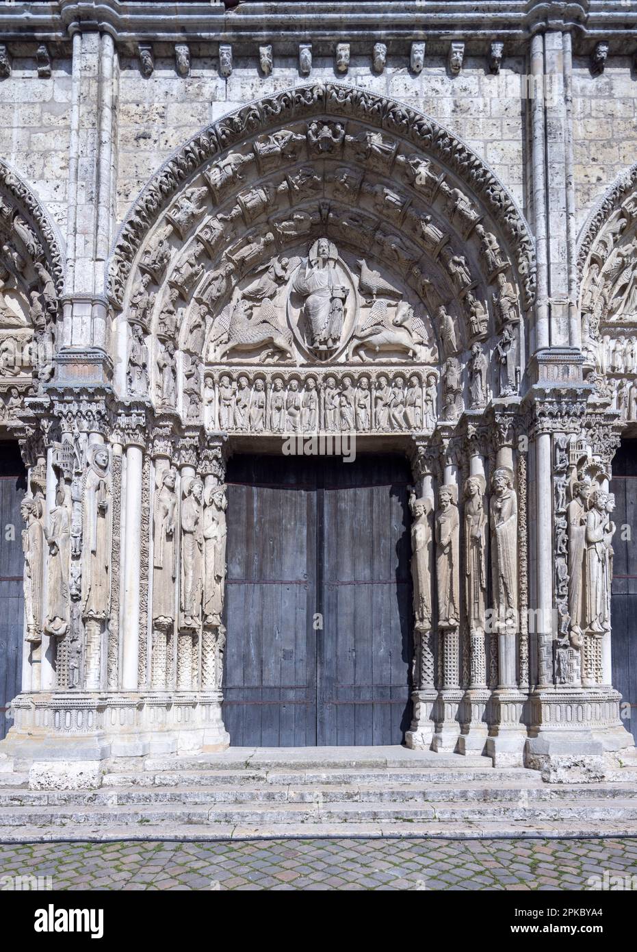 Portale centrale di ingresso ovest, Cattedrale di Chartres, Francia Foto Stock