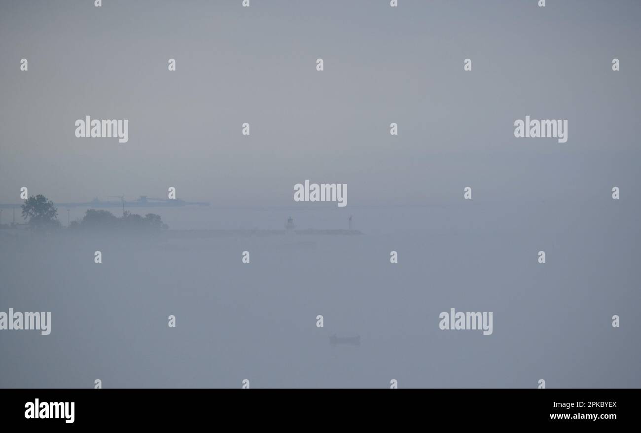 Pier attraverso la nebbia, nebbia così densa, guardando verso il basso dalla scogliera Foto Stock