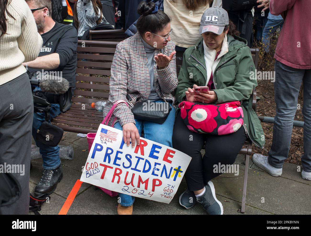 La donna detiene il segno del Presidente libero Trump durante il suo storico arraignment a Manhattan Criminal Court House, NYC, USA. 04 aprile 2023. Foto Stock