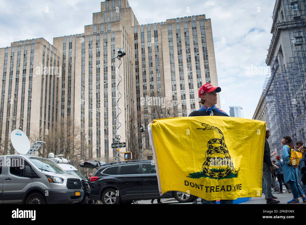 Young, sostenitore del Maryland del presidente Trump ha una bandiera "Don't TREAD on Me" vicino alla Manhattan Criminal Court House, NYC, USA. Aprile 4, 2023. Foto Stock