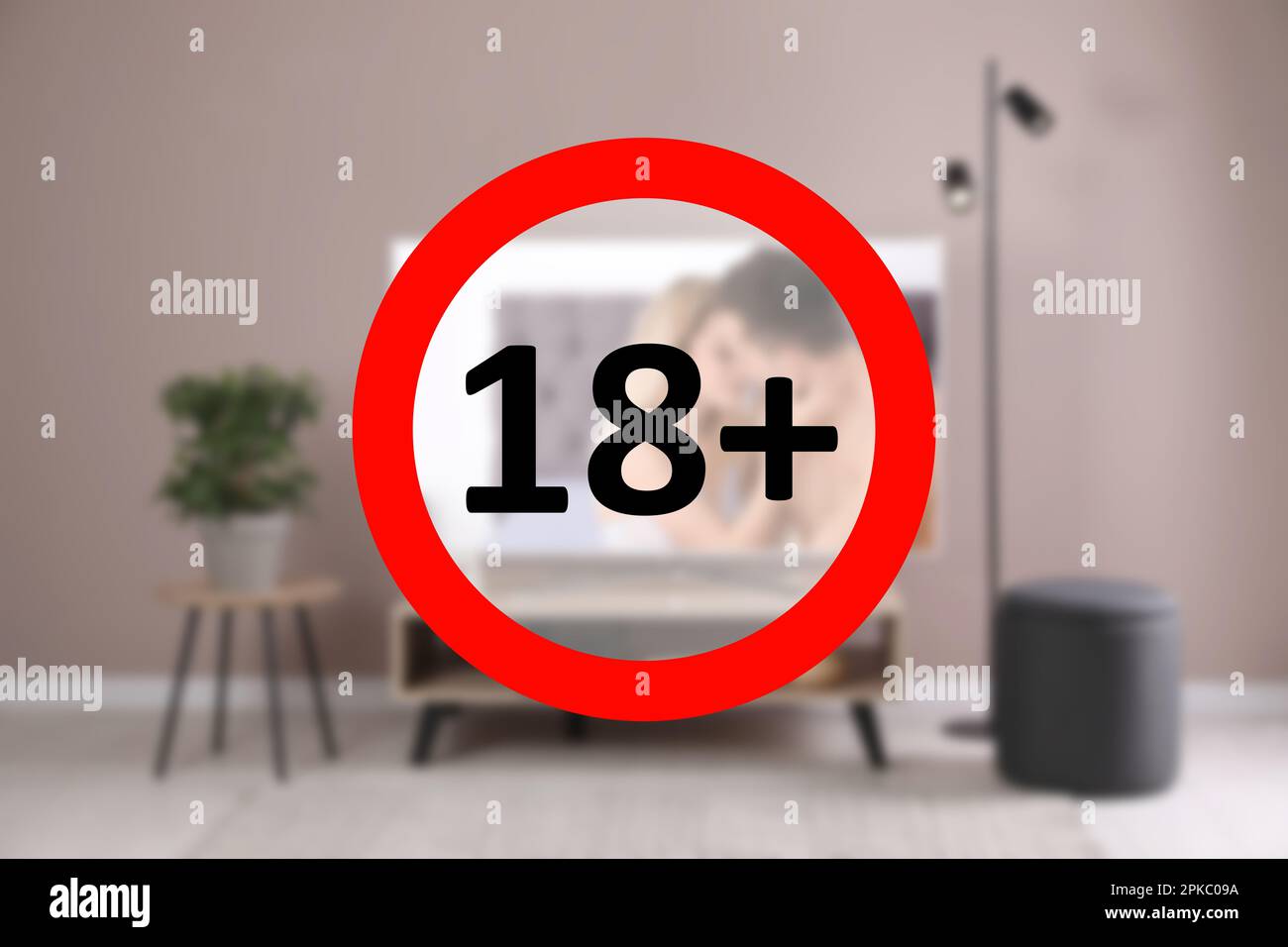 Segno limite di età 18+ anni e vista offuscata della TV moderna al chiuso Foto Stock